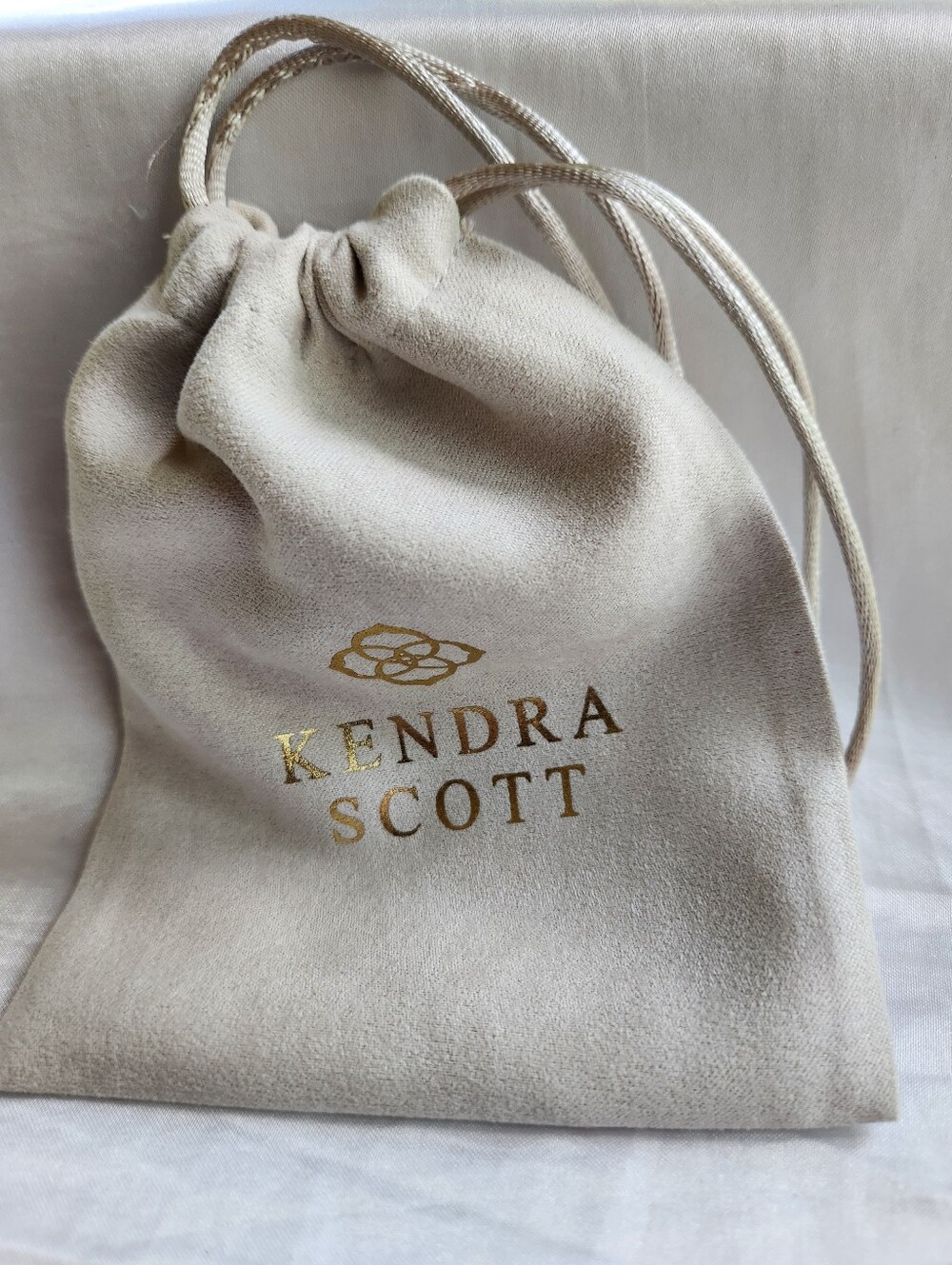 🔥Kendra Scott Gold Necklace with Clear Crystal Drops - Pouch Included - Picture 5 of 5